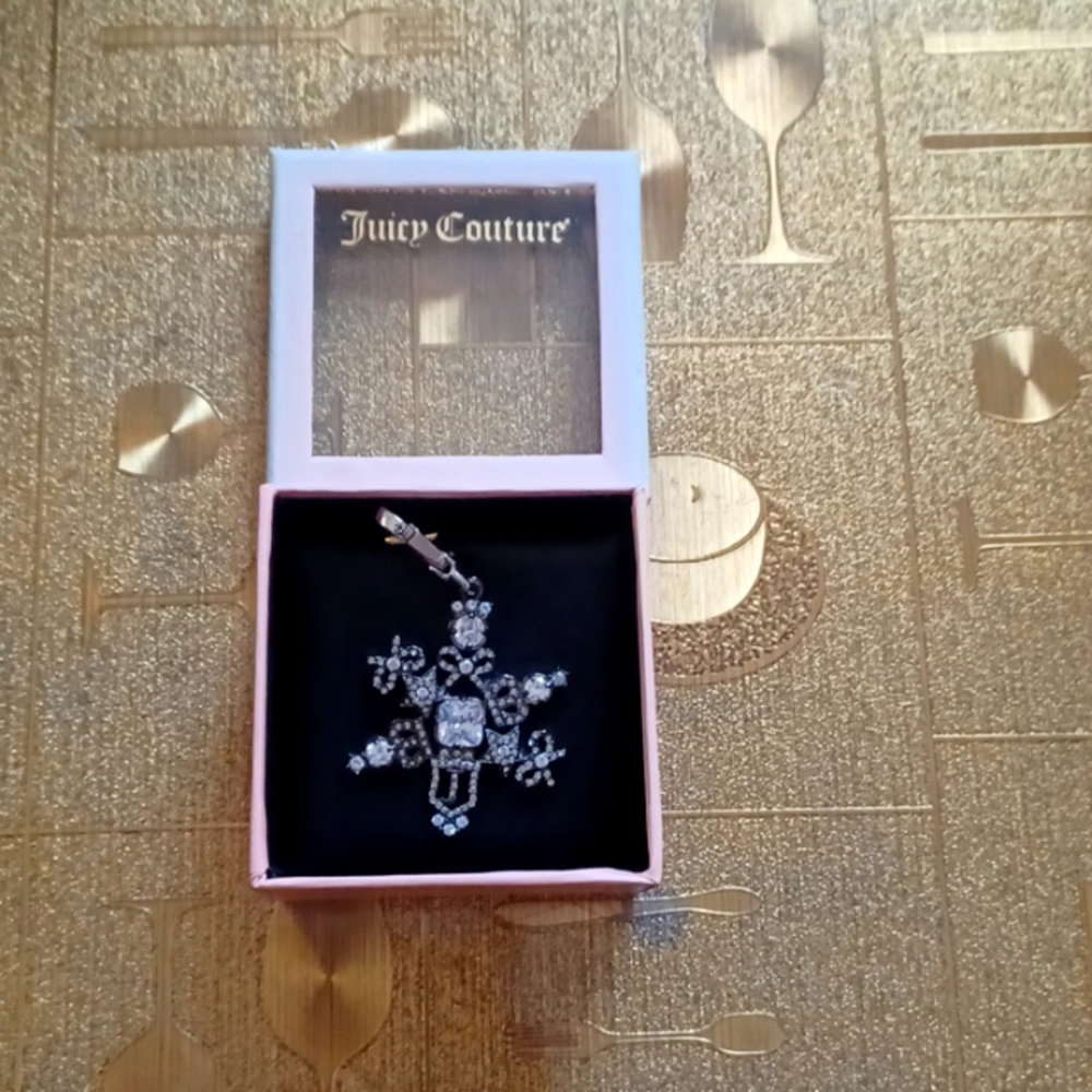 Iconic snowflake charm